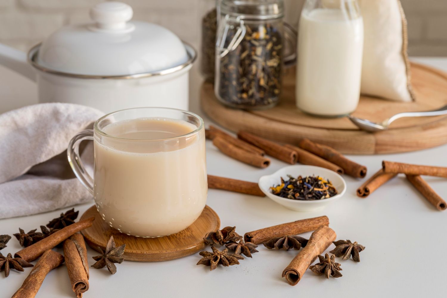 Masala chai latte s rastlinnym mliekom na zahriatie 1500x1000 freepik
